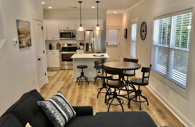 New Cozy Townhome Steps to Downtown Greenville