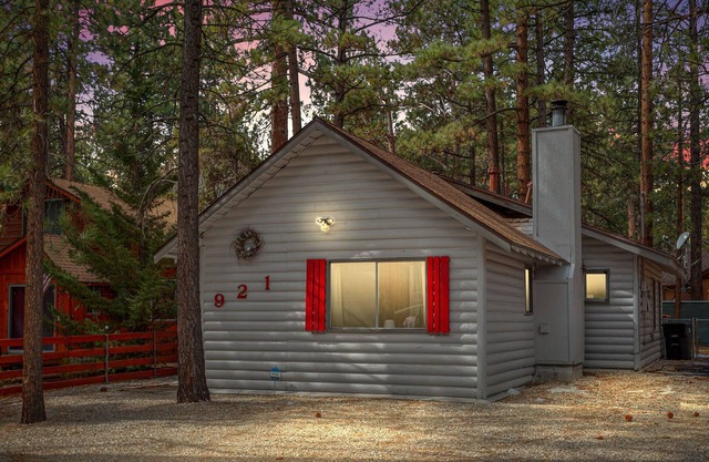 New! Cute Modern Cabin, Hot Tub, Pets Welcome!