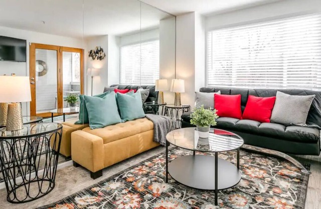 NEW Executive Apt w/ Mountain Views, Parking & Wi-Fi