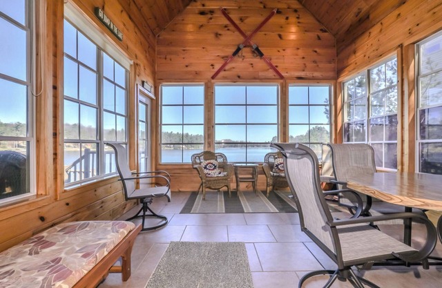 New! Gorgeous Lake House with screen porch! Amazing Views!