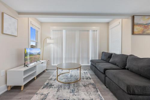 NEW Great Duplex Near Metro