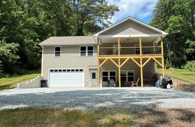 NEW house nestled in a quiet area. Has hot tub & game room. 5 min to down town.