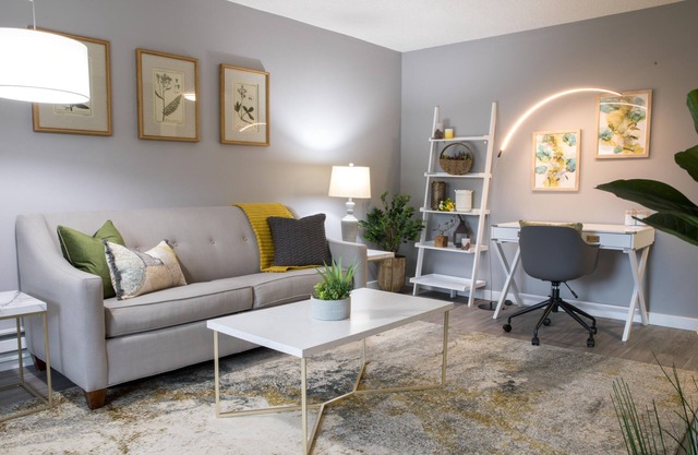 NEW! King Bed, 600mbps +4K TVs in the Garden Apt