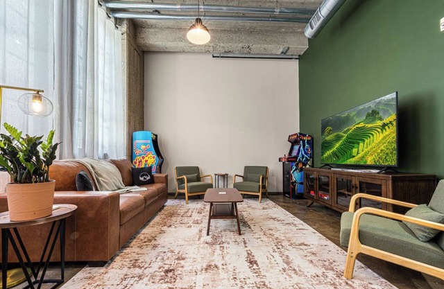 New! Knox Loft at JFG Walkable Downtown One of a Kind Mural + Arcade Fun