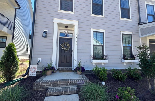New Listing! Full Upstairs Space