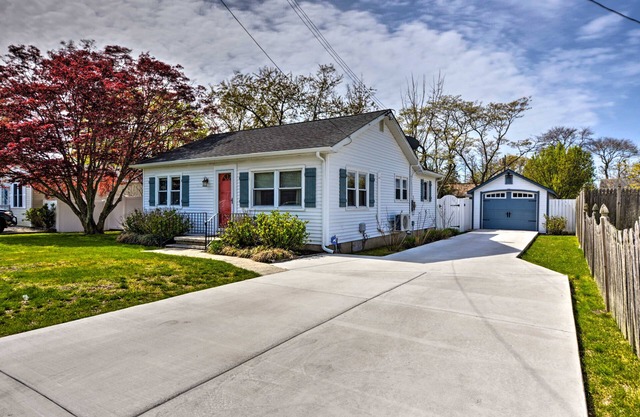 NEW LISTING! Holiday By the Bay