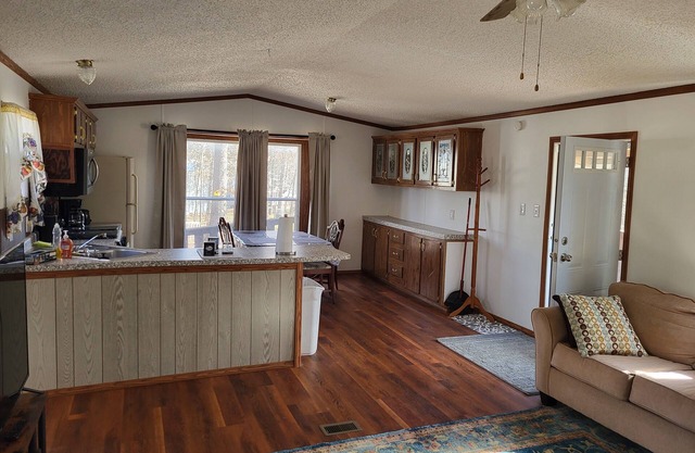 New listing. Peaceful! Sleeps 6. Deck, carport & fire pit. 3 miles to boat ramp.