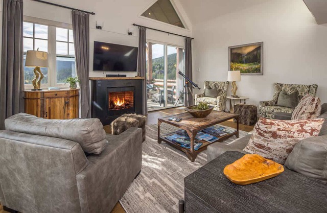 *New Listing* Ski-In/Ski-Out Chalet w/Private Hot Tub