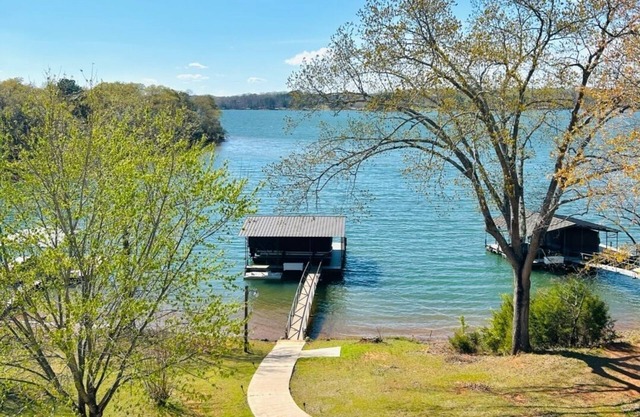 NEW LISTING Spacious 5-bedroom lakefront house in Anderson, 13 miles to Clemson
