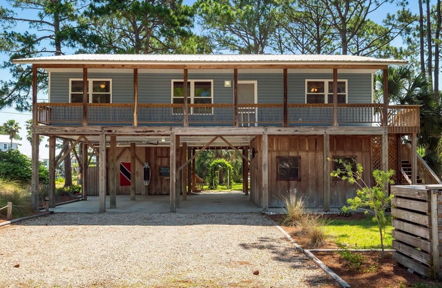 New Listing! Waterfront, Tiki Hut, Elevatorn