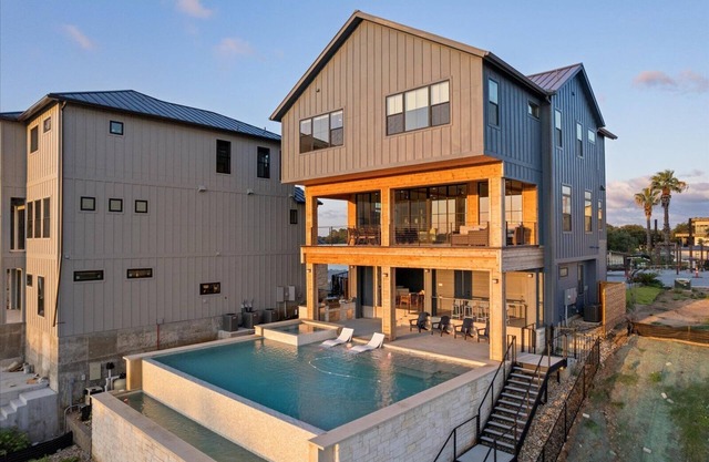 NEW Luxe LBJ Lakefront w/sunset views, pool & hot tub; perfect for large gatherings!
