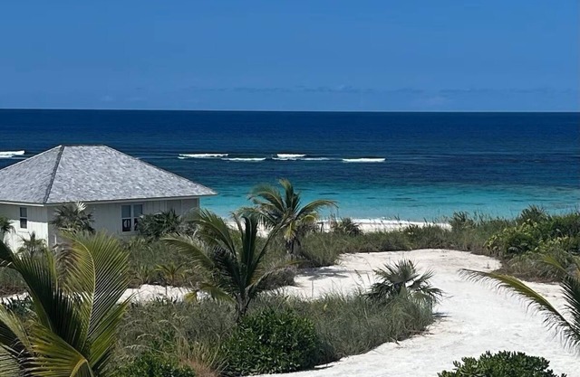 New Luxury Beachfront Bungalows w/Heated Pool, Pink-Sand Beach