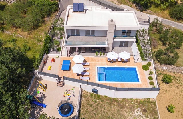NEW Luxury Family Villa Tanicius, heated pool,gym,4 en-suite bedrooms