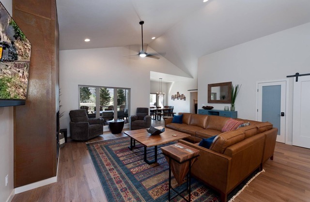 New Luxury Home 12 min. to Durango - AC - Hot Tub/Game Room - Mtn. Views