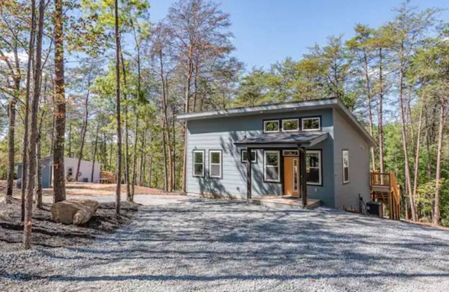 New Luxury Modern 2BR cabin near Chimney Rock!