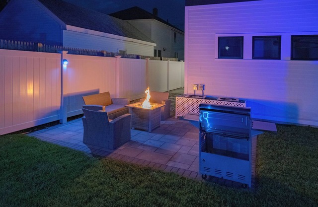 New Luxury townhouse. 6 miles to Boston, 4 bedrooms/4 baths, private yard/patio