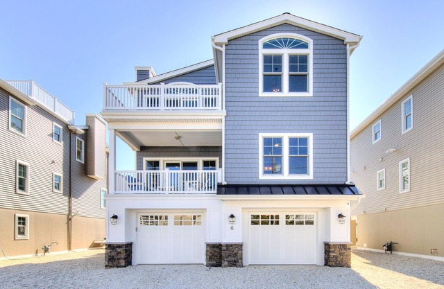 NEW LUXURY HOME, 2 houses from BEACH,5 Bedroom,Sleeps 12,Heated POOL, Game Room