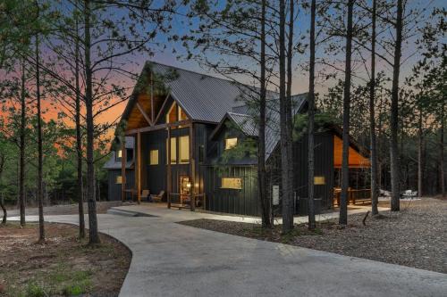 NEW Modern Cabin - Hot Tub & Fire Pit - Sleeps 6