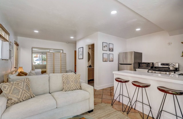 New Modern Condo in The Hills! Sleeps 2-4 - Only 5 min to Little Italy