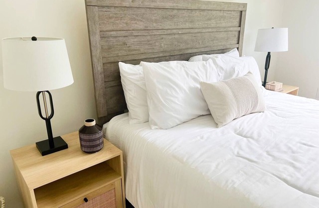 New Modern Townhome, sleeps 6! Mod Farm 1217