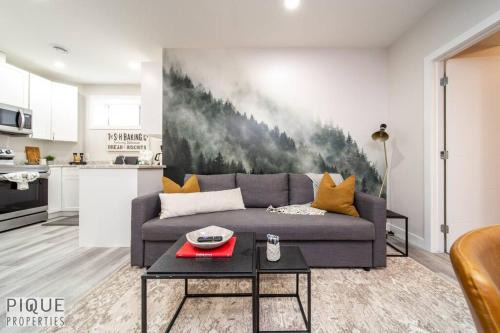 NEW, Mountain Chic Suite, Whyte Avenue, Netflix, WiFi, Sleeps 6
