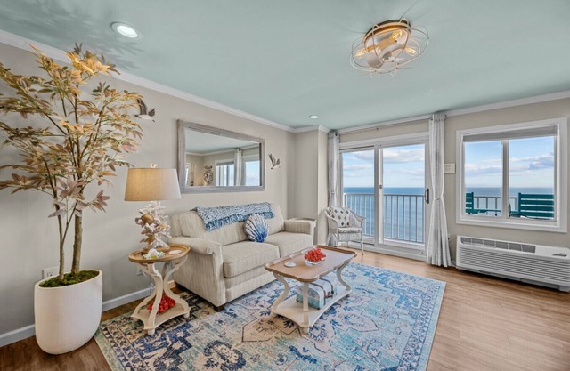 New Oceanfront 2bd, 2bth/ Beach/Pool/Boat