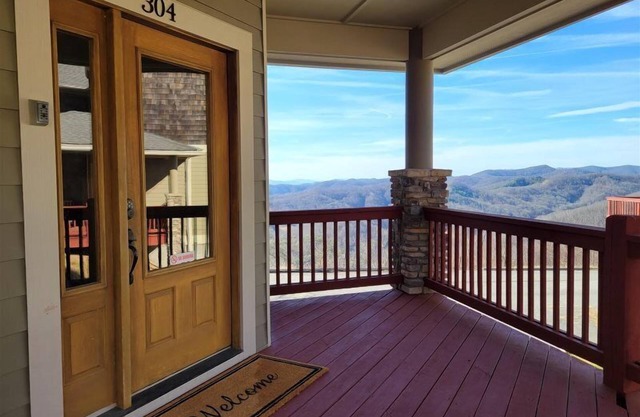 New! Peaceful Mountain Views, Deck, Trails nearby, Pool Table.