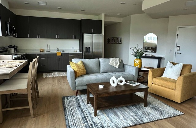 New, private, beautifully furnished, king bed w/parking & workspace, by beach
