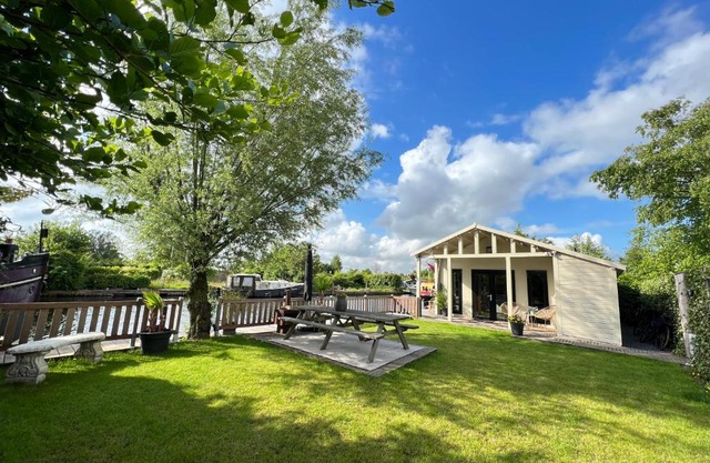 NEW - Private Cabin - on a lake near Amsterdam