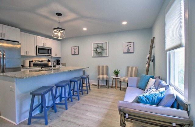 NEW! Renovated 2 Bed 2 Bath Apartment Downtown