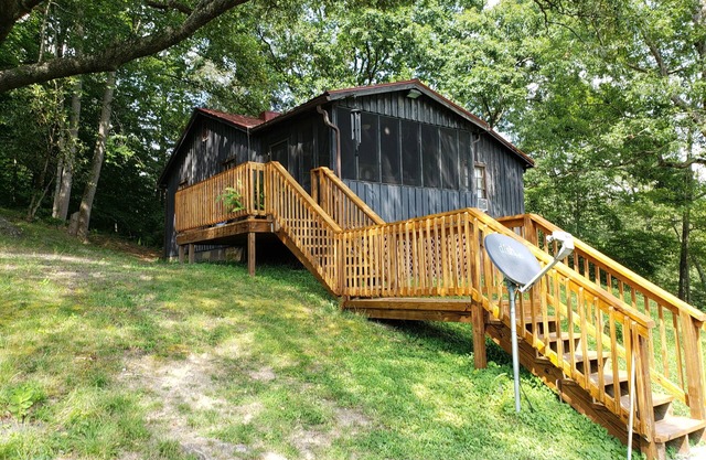 New River Gorge Bridge 5 Miles Away, Fayetteville, WV. 3 bedrooms and 2 1/2 bath