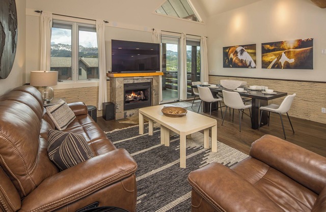 New! Ski-in/Ski-out 3-bedroom condo with private hot tub & grill