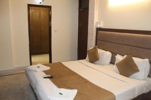 New South Paradise - Near Nehru Place
