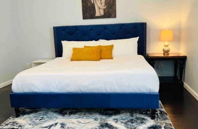 New Spacious Stylish King Bed Apt - Free Parking