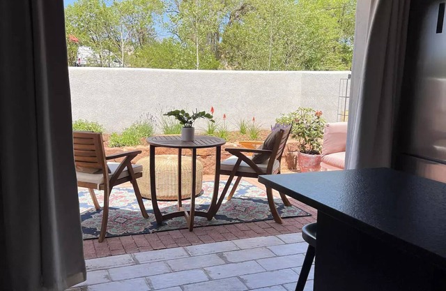 New Studio Apartment Less than a Mile From Plazan