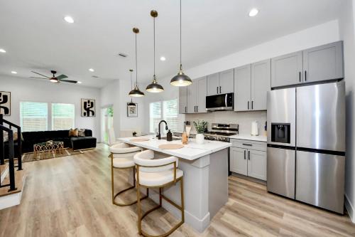 NEW! The Brandōn - Upscale Manor - Garage - Near Medical Center & NRG