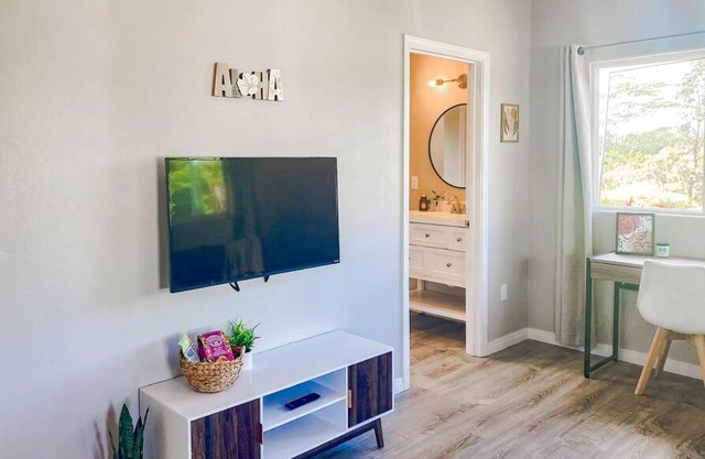 NEW! The Lovely Hibiscus House, 2mi to Ocean!