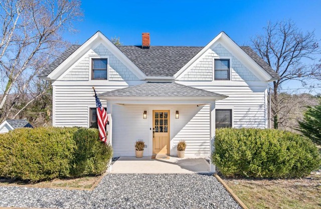 *NEW! The Rectory, King Bed, Home Theater, Deck, BBQ, Fire Pit