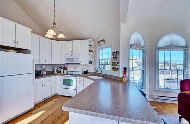 New to Rentals, Pet Friendly w/Ocean Views, 5 Decks. Steps to Beach!