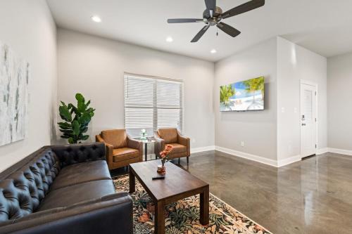 NEW-Upscale-EnSuites-King Bds-Fast WiFi-Quiet Area