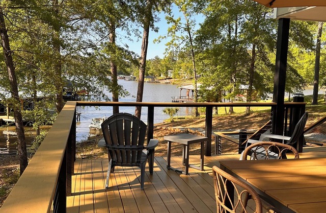 New Vacation Rental on Lake Sinclair with boat dock and Kayaks