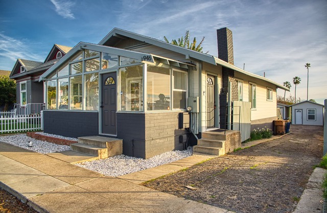 *NEW* Ventura Beach House, 2+2+bonus room & garage, 7 min walk to beach/pier