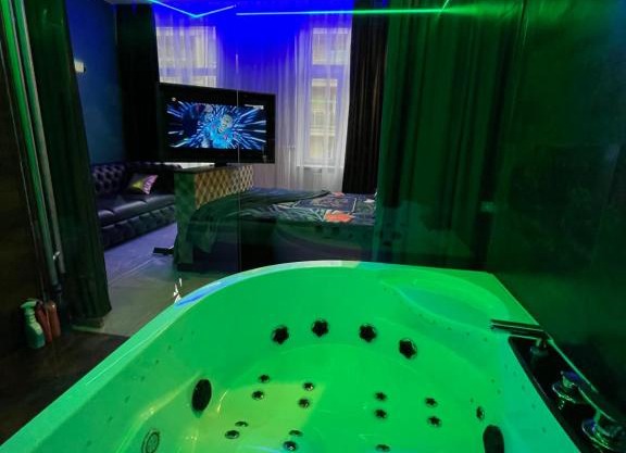 NEW VIP GOLD GLASS JACUZZI & SAUNA -Balkon ,Rynek Kielce -Garaż Wejście klamka kod