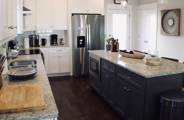 New VRBO ♫ 3 Miles to Downtown ♫ Walk to Coffee & Food