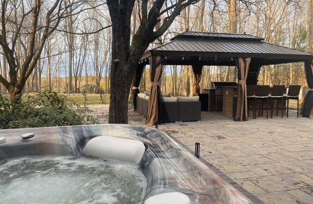 New Years & Christmas Getaway - 10 Bedroom Mansion for Large Families Seeking Luxury Hottub, Theater