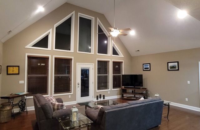 Newly Constructed Mountain Home with Garage!Wonderful Views, yet Close to Town!
