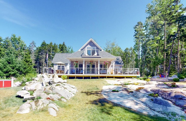 Newly-constructed, bayfront retreat with fast WiFi, firepit, & private beach
