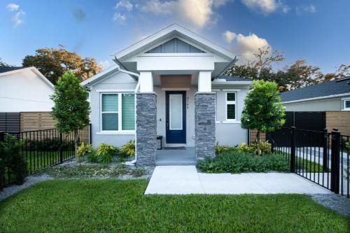 Newly Constructed Modern Pet Friendly Zen Home with Private Home Theater & Hot Tub! home