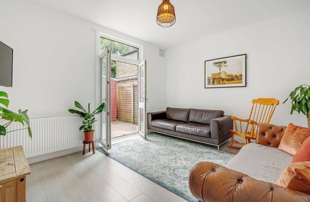 Newly Decorated, Spacious House with Parking and near Train Station