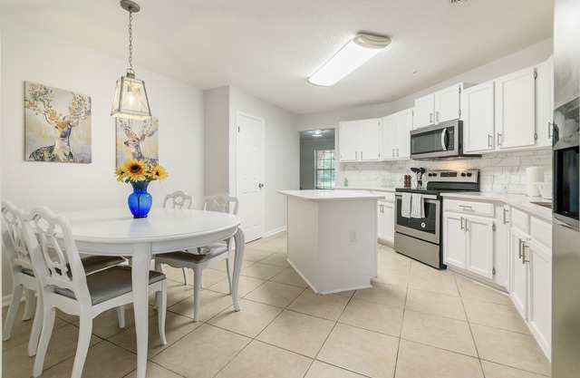 Newly re-modeled, Spacious and Clean home in Great neighborhood - 65' SmartTV!